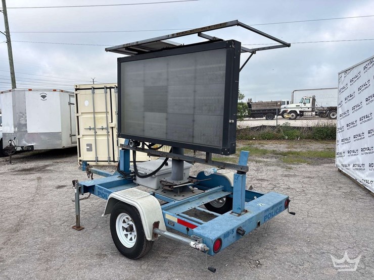 2015-solartech-silent-messenger-towable-solar-message-board-image-5