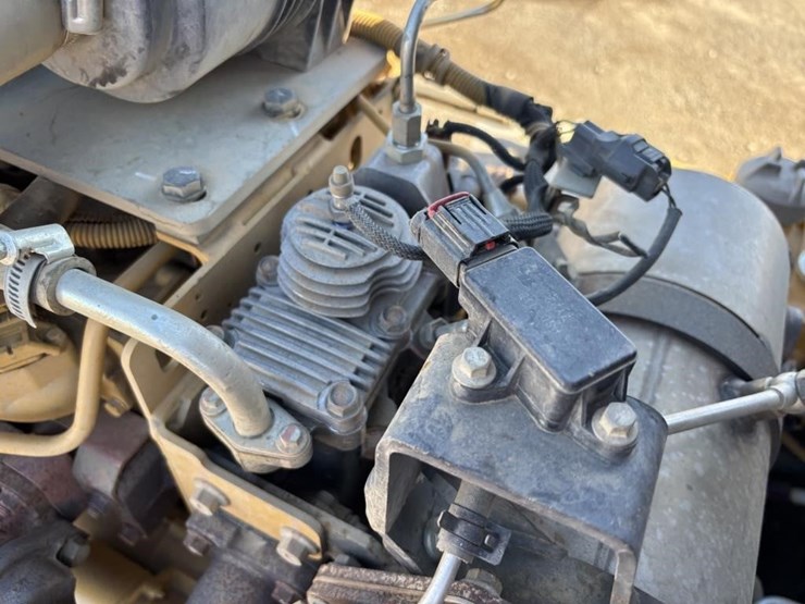 2018-caterpillar-cb24b-image-37