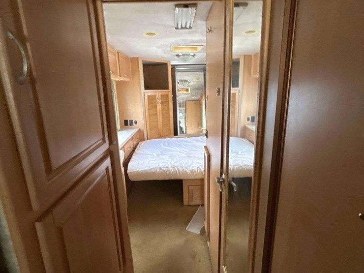 2005-freightliner-tropi-cal-t396-39ft.-class-a-motorhome-image-33