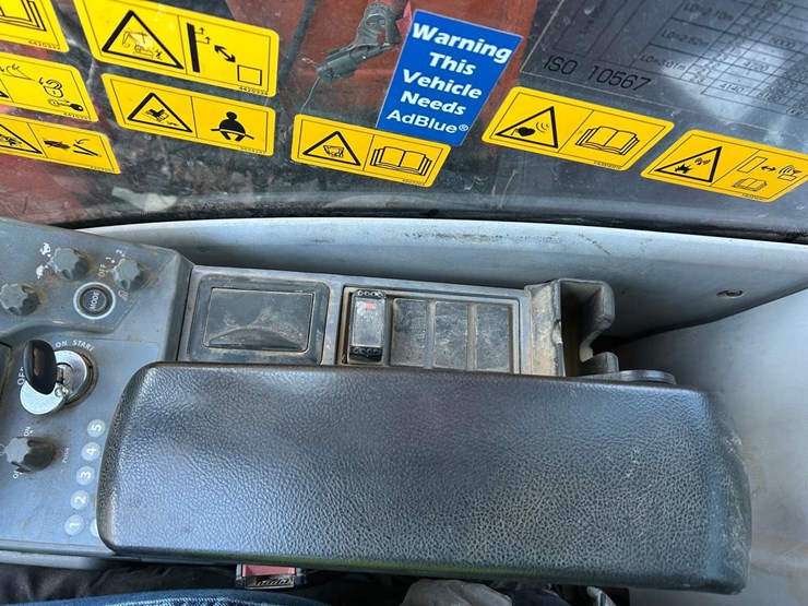 hitachi-zx135us-6-image-31