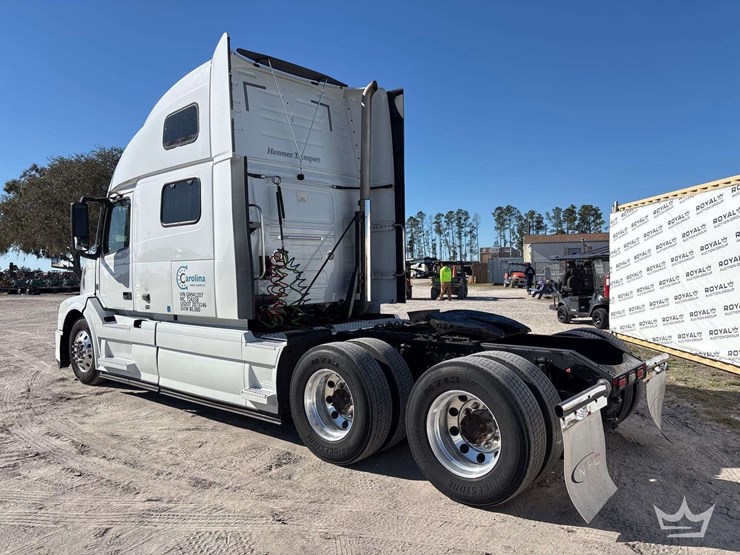 2016-volvo-vnl-t/a-sleeper-cab-truck-tractor-image-4