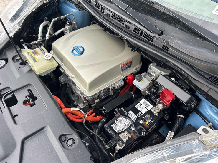 2015-nissan-leaf-hatchback-image-8