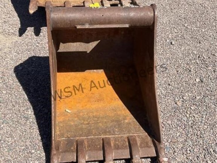 24in-wain-roy-backhoe-bucket-image-4