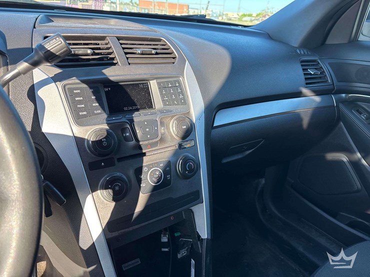 2015-ford-explorer-image-16