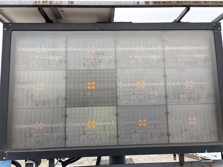 2015-solartech-silent-messenger-towable-solar-message-board-image-11