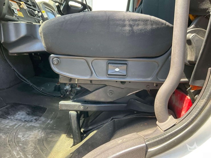 2018-freightliner-m2-106-image-16