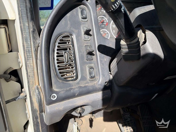 2016-freightliner-108sd-image-13