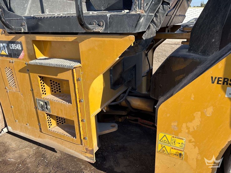 2014-caterpillar-cb54b-image-11
