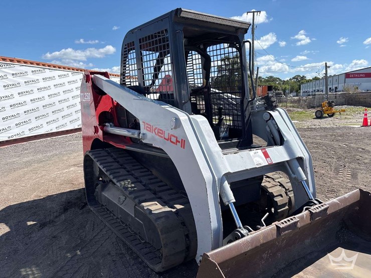 2011-takeuchi-tl250-image-24