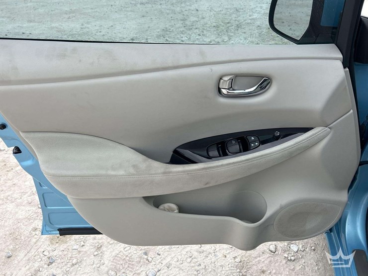 2015-nissan-leaf-hatchback-image-11