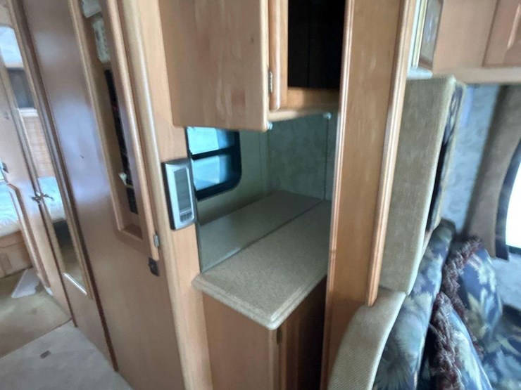 2005-freightliner-tropi-cal-t396-39ft.-class-a-motorhome-image-31