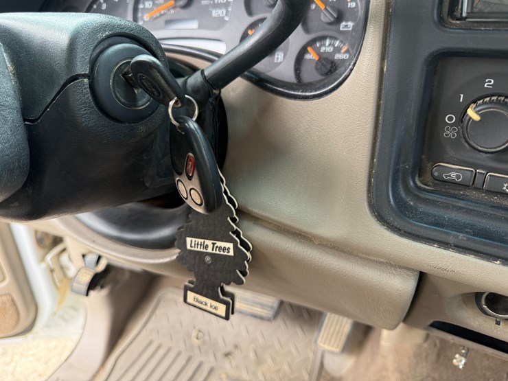 2005-gmc-2500-image-58