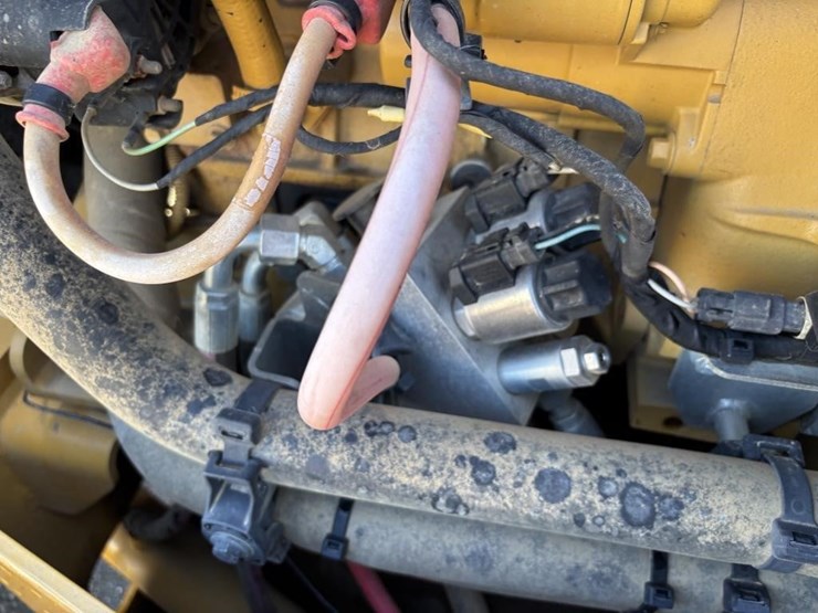 2018-caterpillar-cb24b-image-35