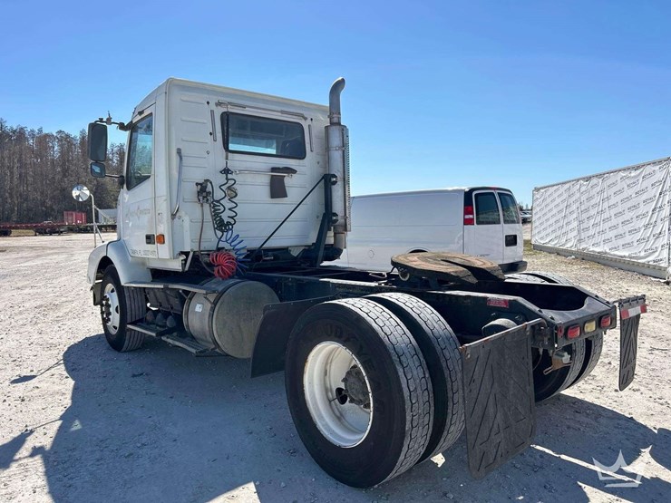 2006-volvo-vnm-s/a-day-cab-truck-tractor-image-4