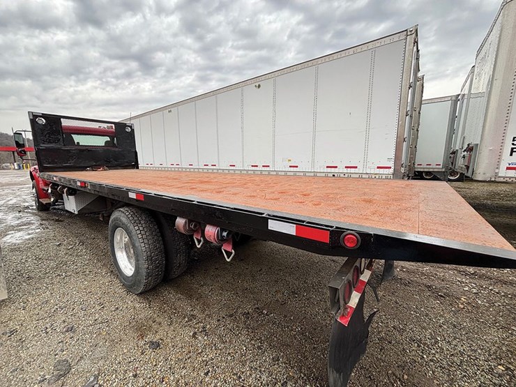 2005-freightliner-m2-106-image-3