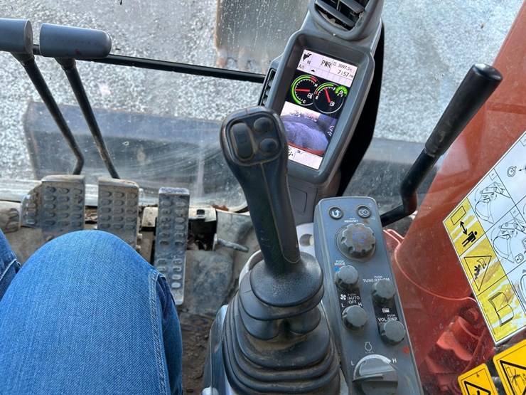 hitachi-zx135us-6-image-28