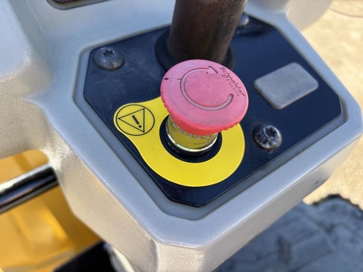 2018-caterpillar-cb24b-image-21