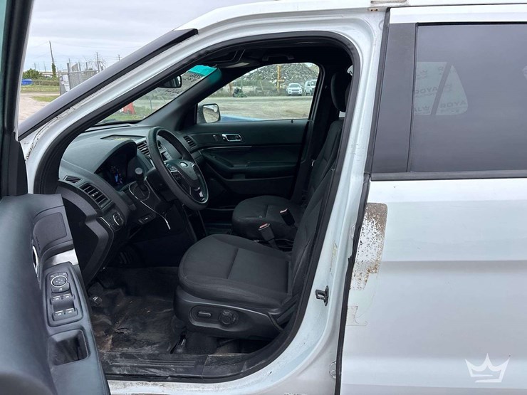 2016-ford-explorer-image-11