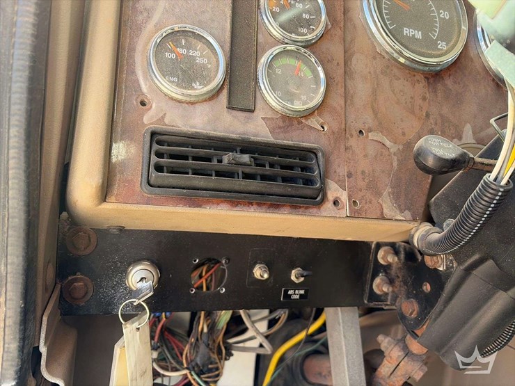 2007-international-9400i-t/a-sleeper-cab-truck-tractor-image-9