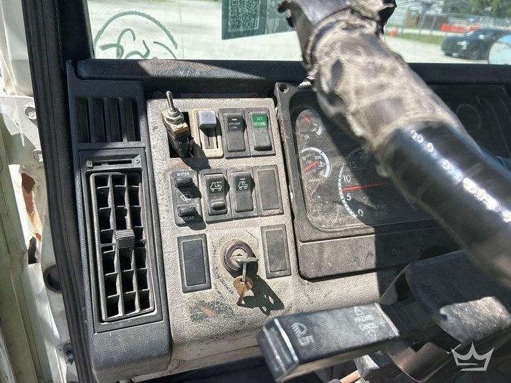 2001-freightliner-fl112-image-13