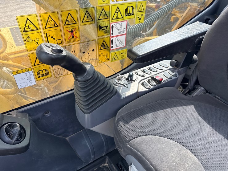 2023-komatsu-pc210-image-46