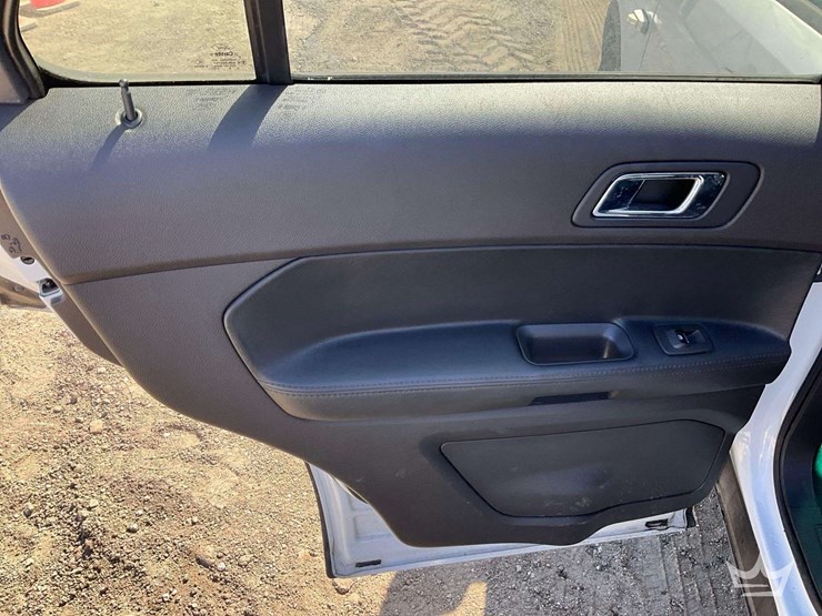 2015-ford-explorer-image-19