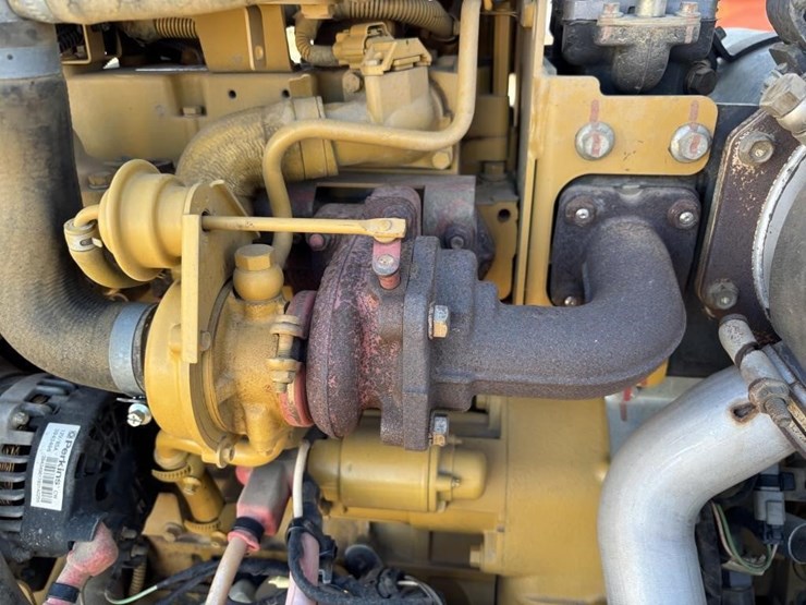 2018-caterpillar-cb24b-image-36