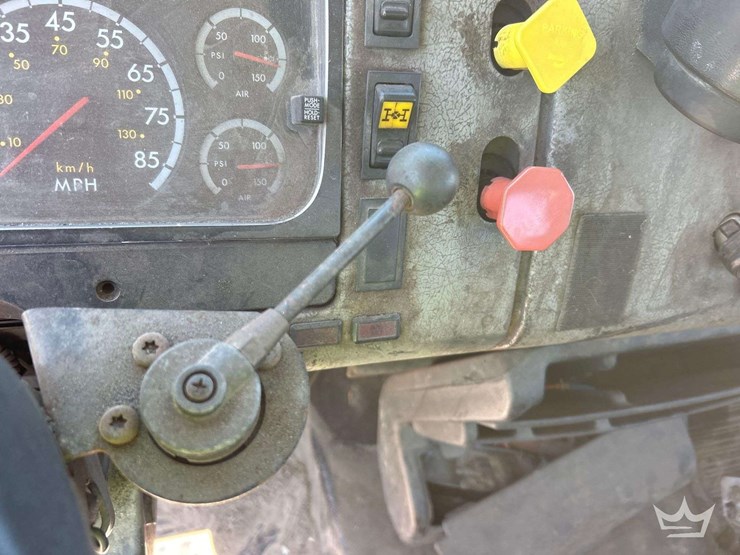 2001-freightliner-fl112-image-15