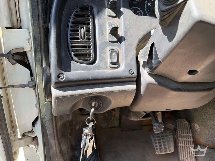 2016-freightliner-108sd-image-10