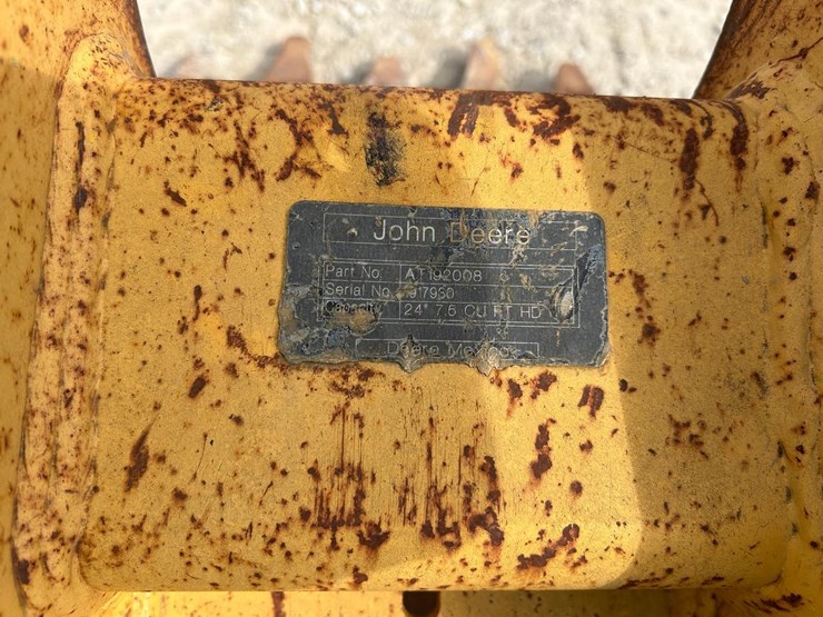 john-deere-24"-excavator-bucket-image-4