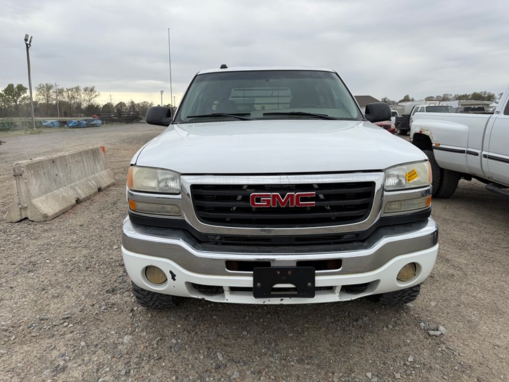 2005-gmc-2500-image-2
