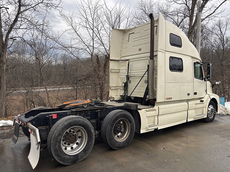 2017-volvo-vnl780-image-2