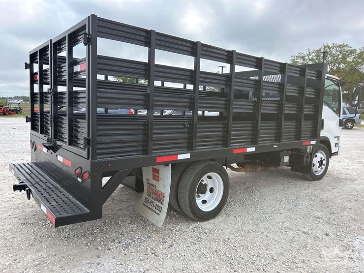 2017-isuzu-npr-image-3