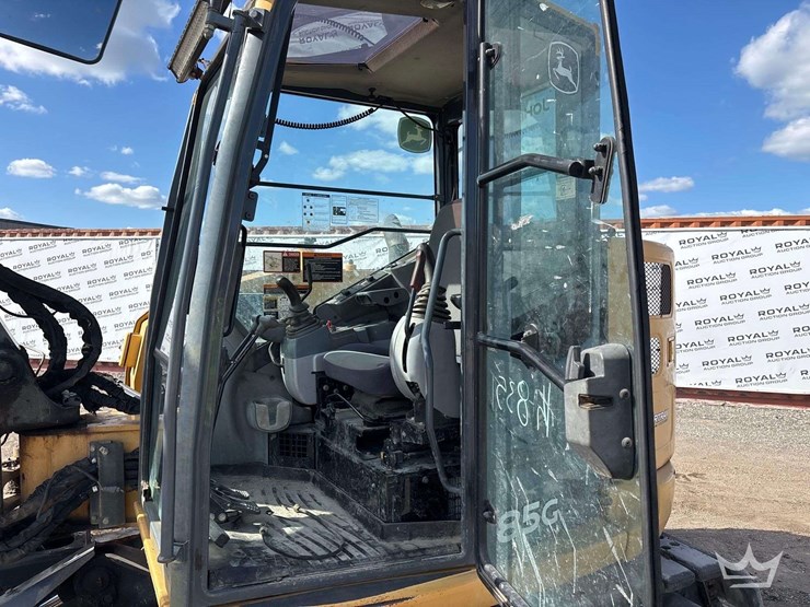 2016-deere-85g-image-32