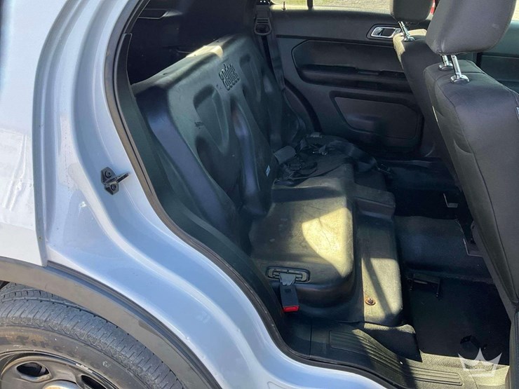 2016-ford-explorer-image-24