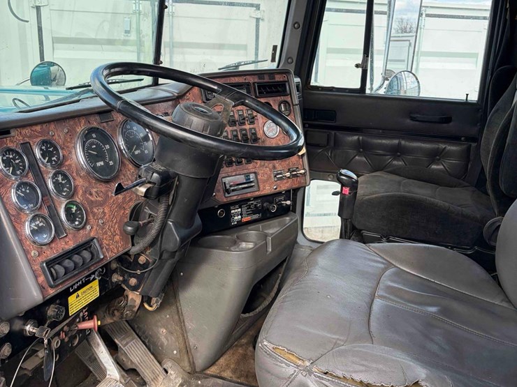 1999-international-eagle-tandem-axle-road-tractor-image-14