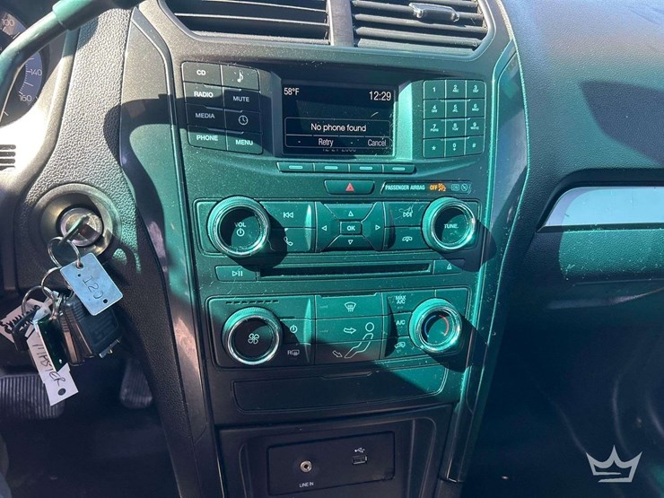 2016-ford-explorer-image-15