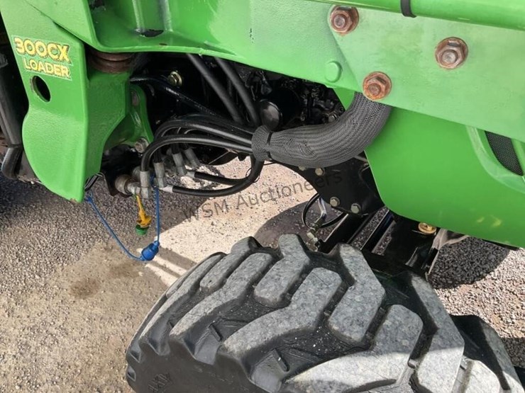john-deere-3320-image-12