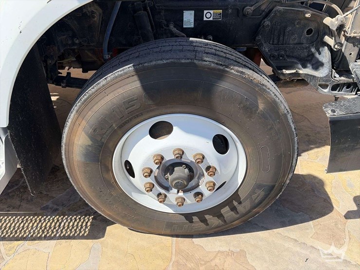 2015-peterbilt-567-image-21