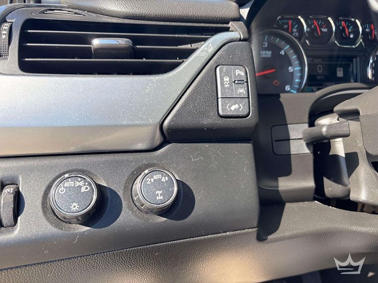 2018-chevrolet-suburban-image-15