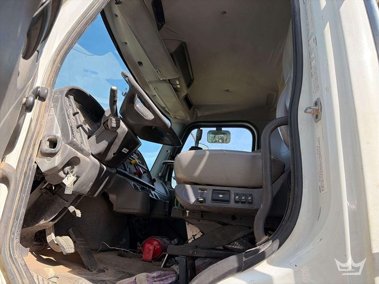 2016-freightliner-108sd-image-12