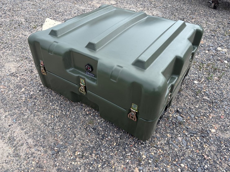 #8080-•-pelican-cases-with-latches-image-2