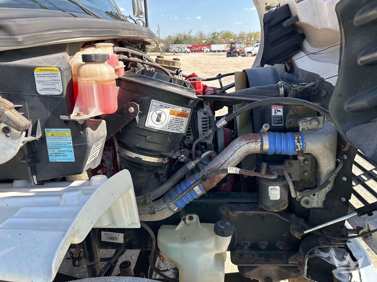 2017-freightliner-m2-106-image-10