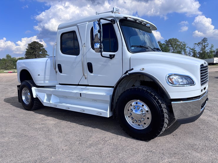 2014-freightliner-m2-106-image-2