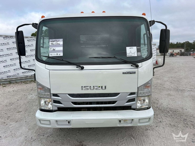 2017-isuzu-npr-image-23