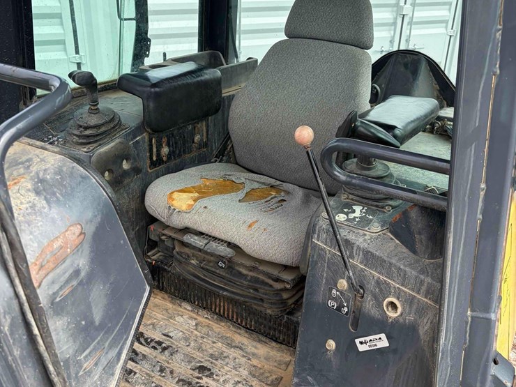 2005-deere-650j-xlt-image-11