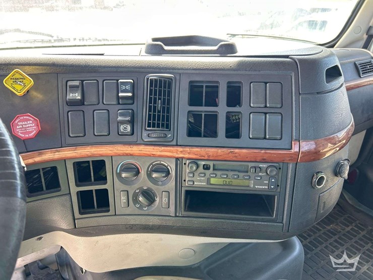 2006-volvo-vnm-s/a-day-cab-truck-tractor-image-14