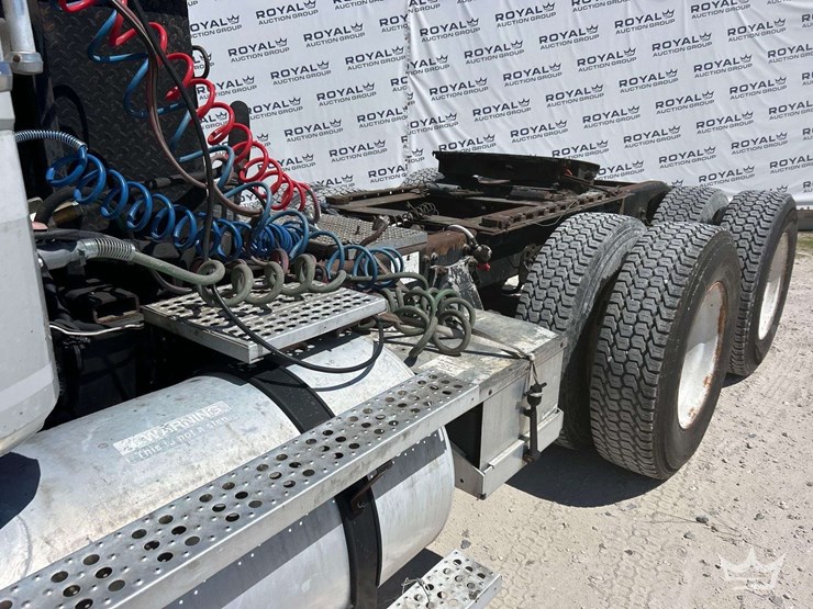 2001-freightliner-fl112-image-21