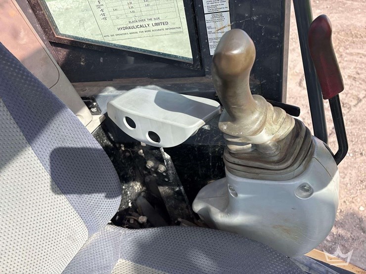 2016-deere-85g-image-35