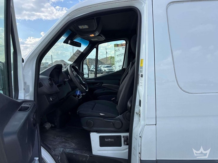 2019-mercedes-sprinter-2500-cargo-van-image-18